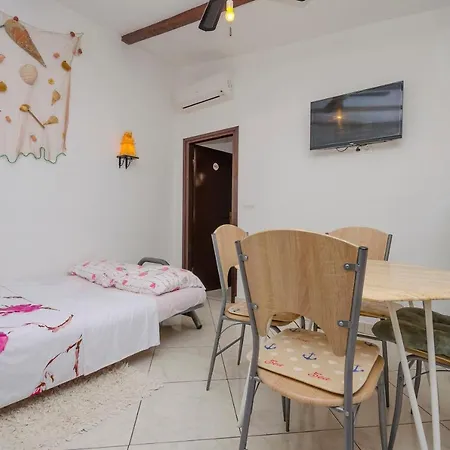 By The Sea Apartment *