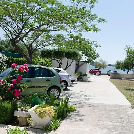 By The Sea Apartment *